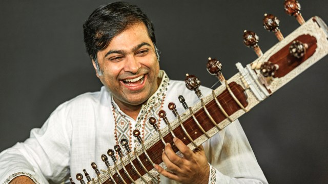 portrait-sitar-smile