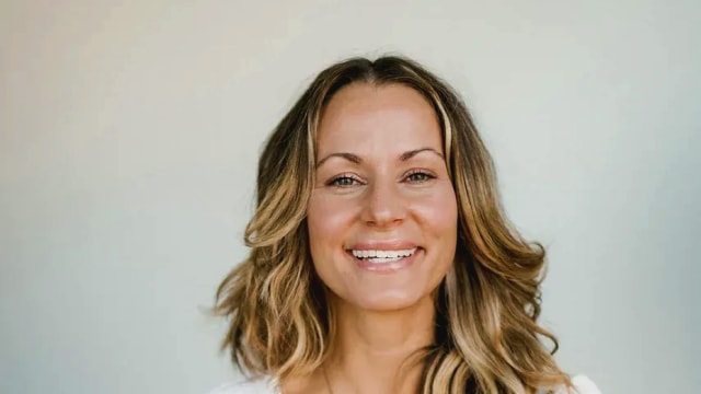 Sarah Blondin — Professional woman headshot portrait
