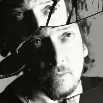 León Larregui