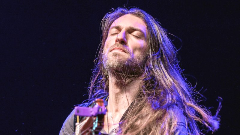 Sound as Surrender: Estas Tonne's Minimalist Prayer