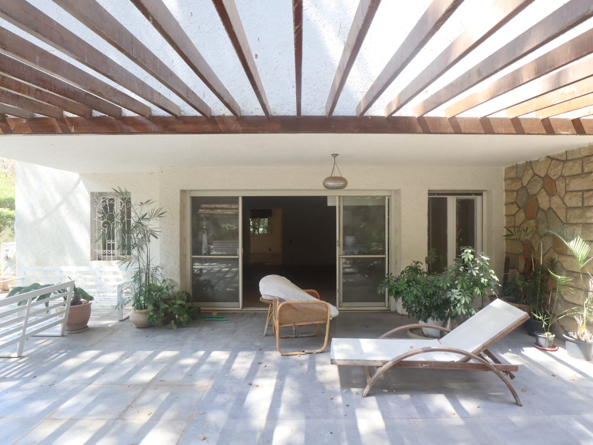 Elegant 5BR Villa | Private Garden & Prime Location