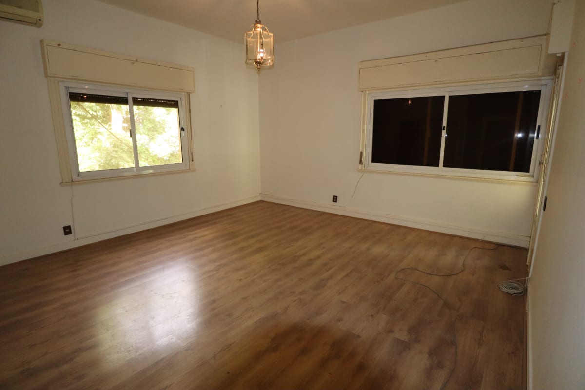 Elegant 5BR Villa | Private Garden & Prime Location