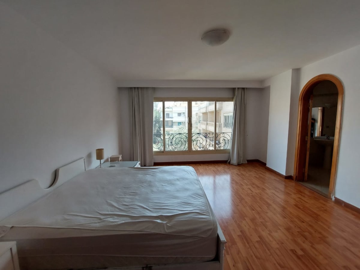 Elegant Penthouse | Balcony & Nature Views In Maadi