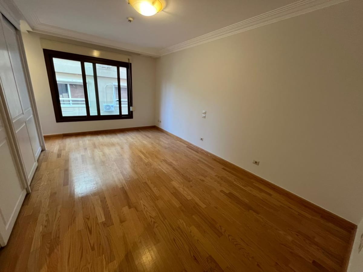 Stylish 4 Bedrooms Apartment with Pool Access 