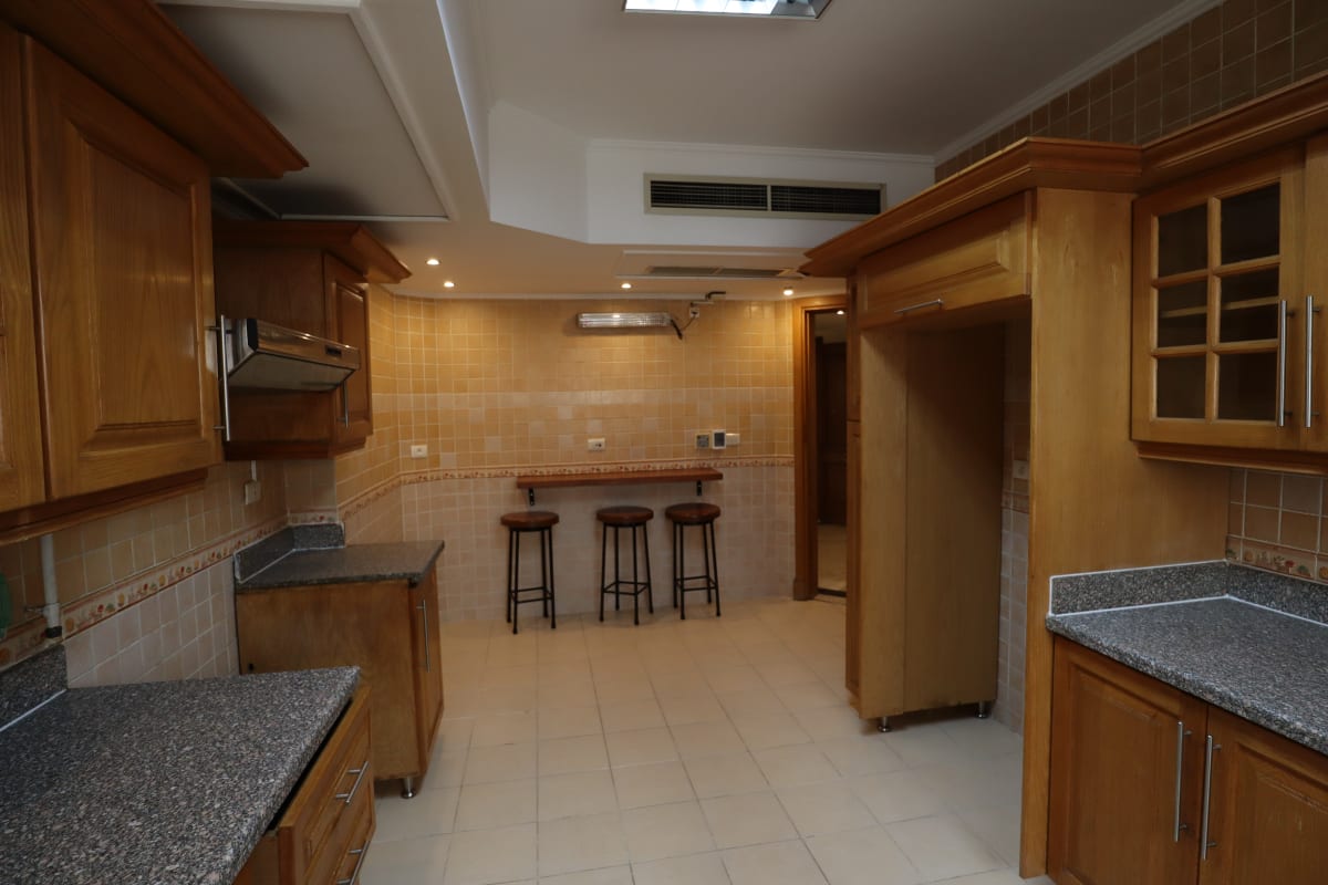 Sunny 5-Bedroom Apartment in Maadi Sarayat