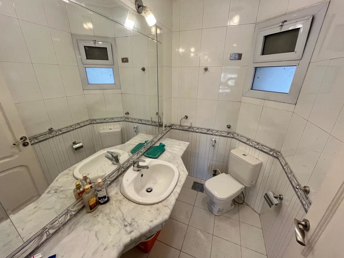 Modern 4BR Apartment with Large Windows 