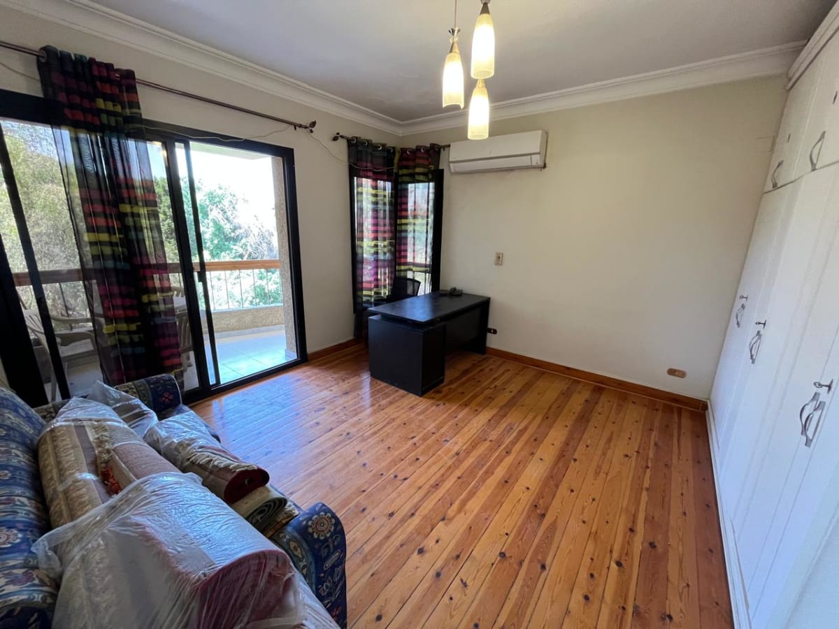 Modern 4BR Apartment with Large Windows 
