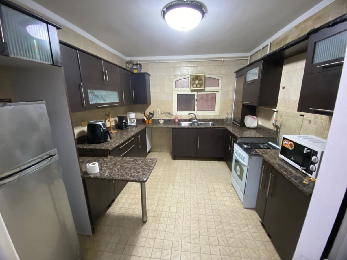 Sunny 2-Bedroom Apartment with Spacious Living Areas