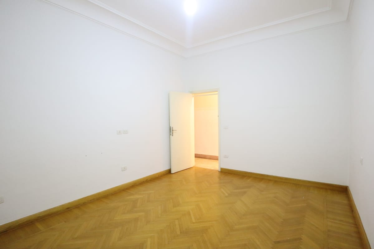 Bright 2-Bedroom Apartment with Garden Access