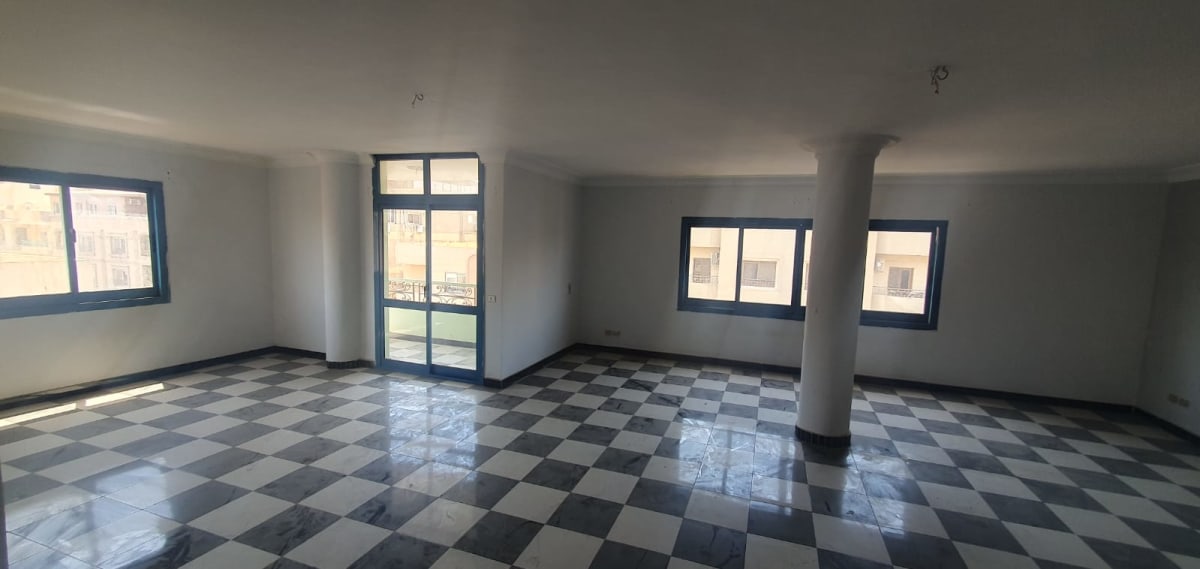 Light-Filled Unfurnished Apartment In Prime Degla.