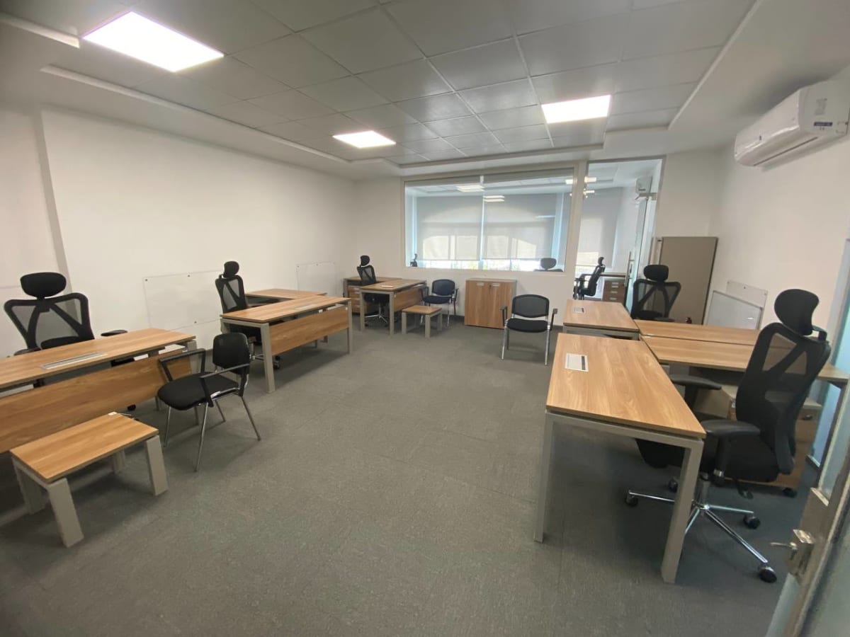 Administrative Office For Rent| 1500m²| Cornish.