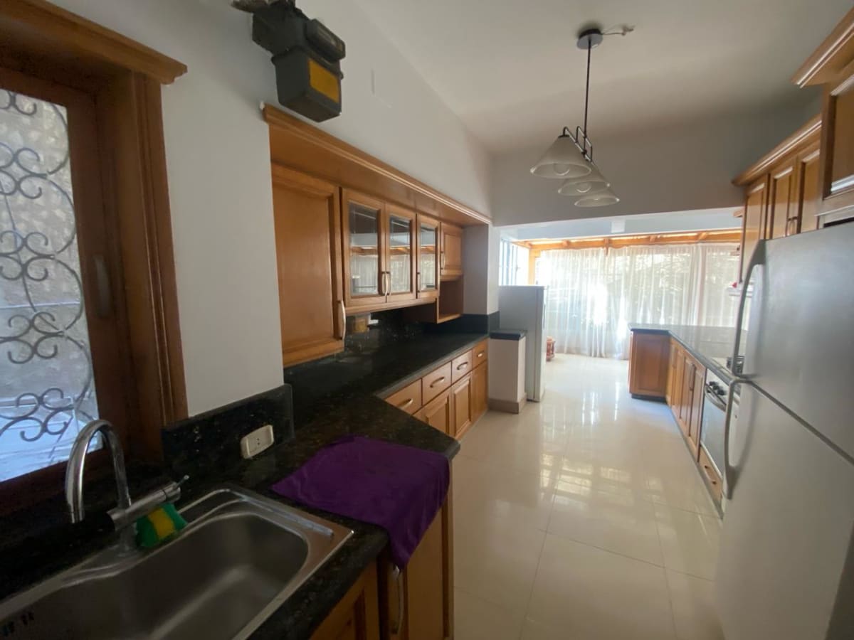 Spacious Ground Floor Apartment With Garden In A Prime Location.