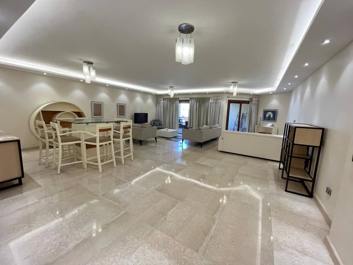 4BR Apartment with Pool & Garden Access in Prime Location