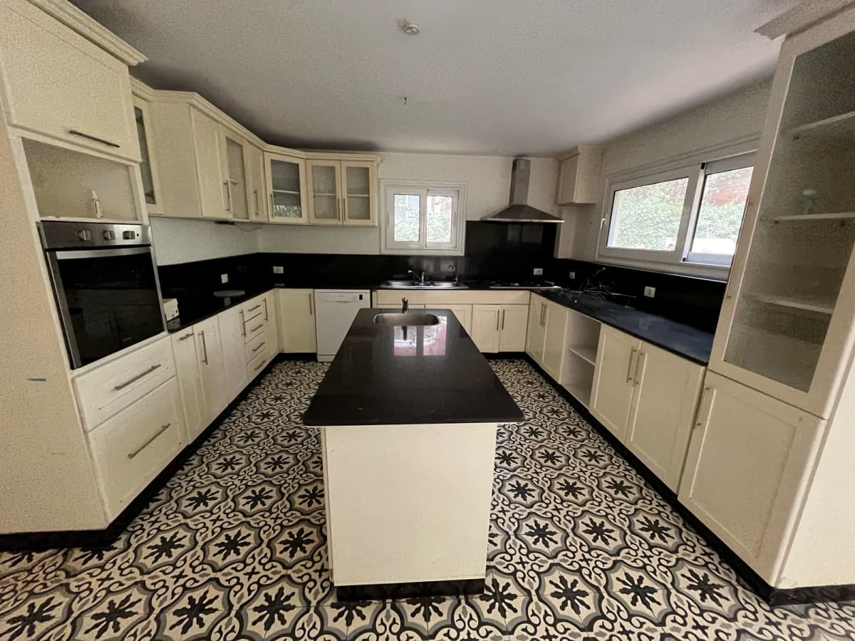 Premium Villa Living - 4 Bedrooms & Privacy