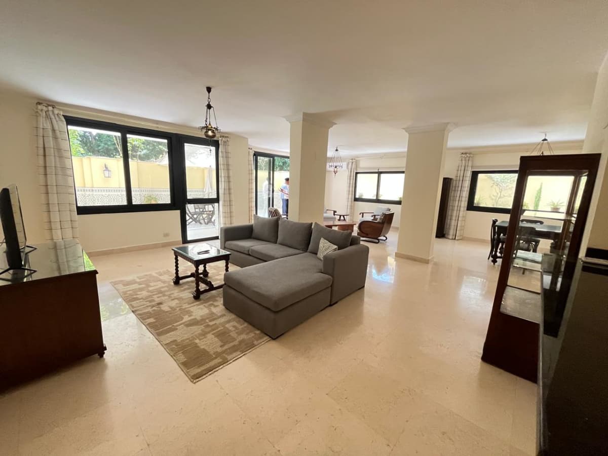Grand Ground Floor 4-bedrooms with Garden in Maadi Sarayat.