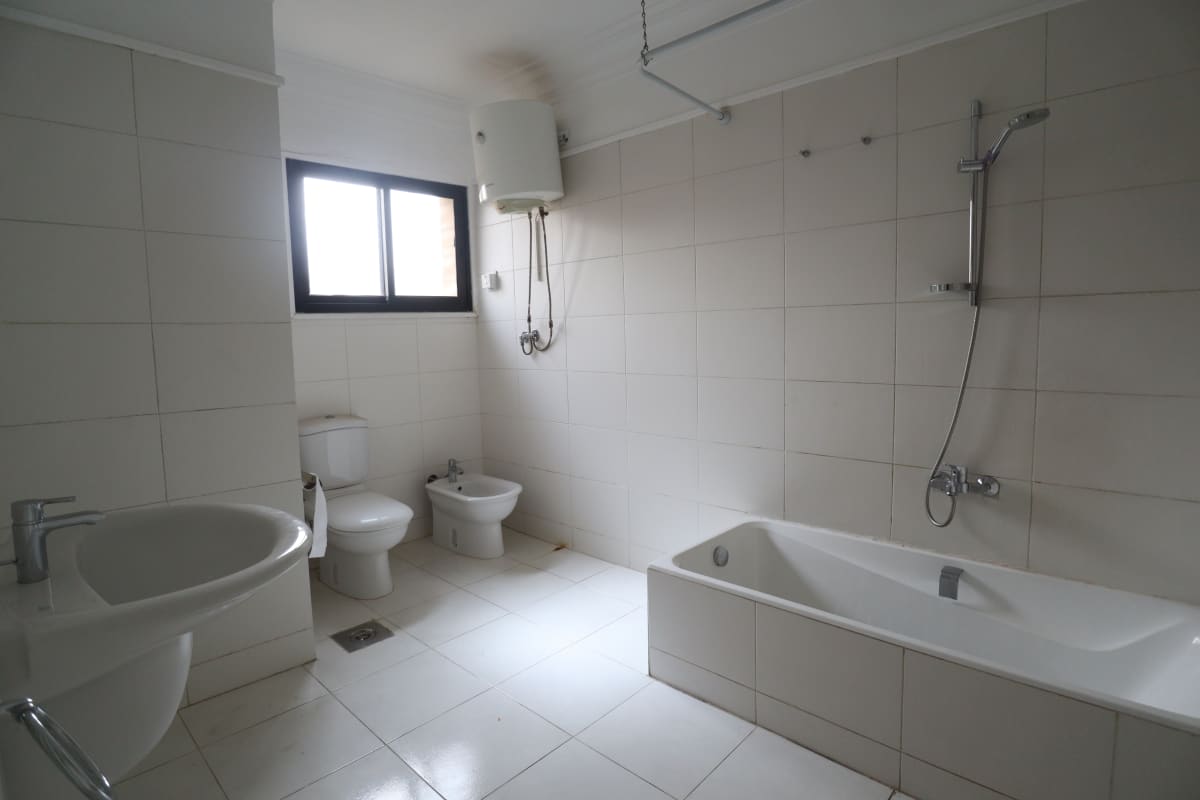 Spacious 4BR Apartment with Green Views