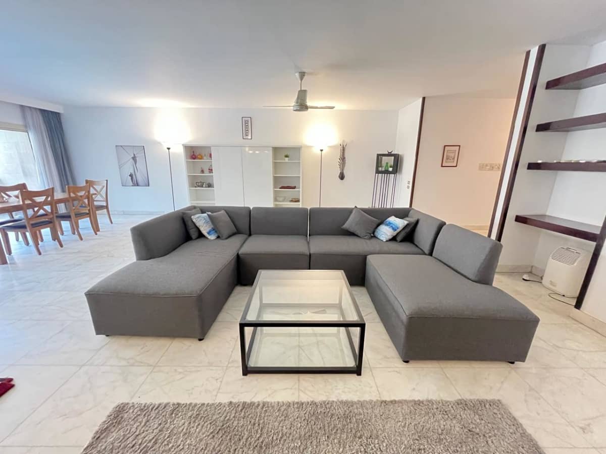 Modern 4BR Apartment With Shared Pool
