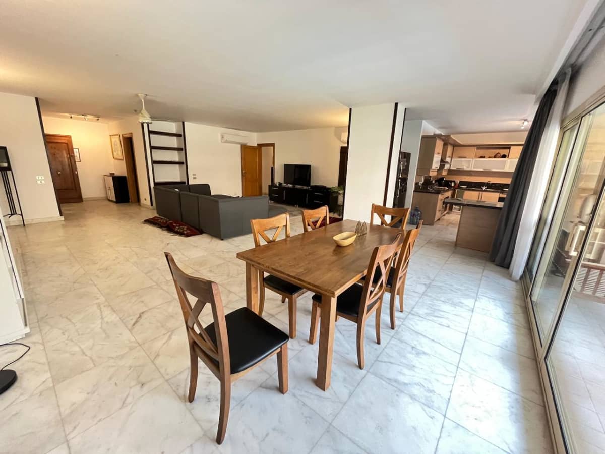 Modern 4BR Apartment With Shared Pool