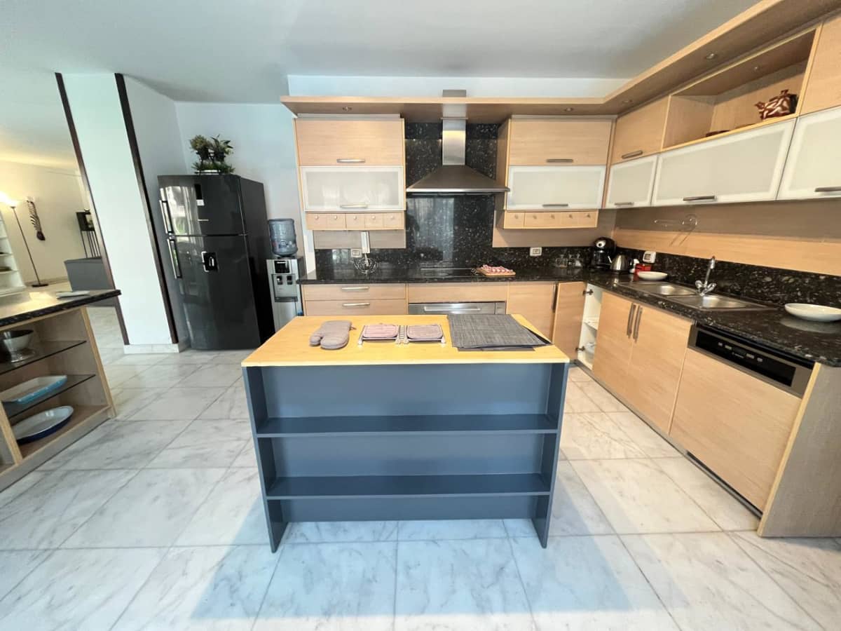 Modern 4BR Apartment With Shared Pool