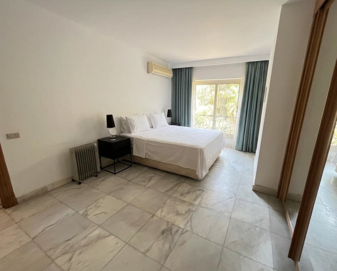 Modern 4BR Apartment With Shared Pool