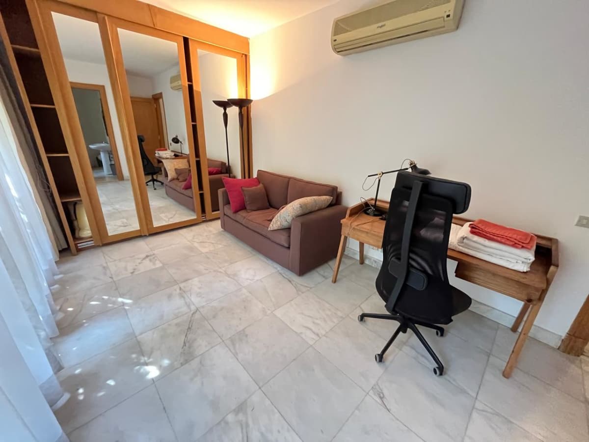 Modern 4BR Apartment With Shared Pool