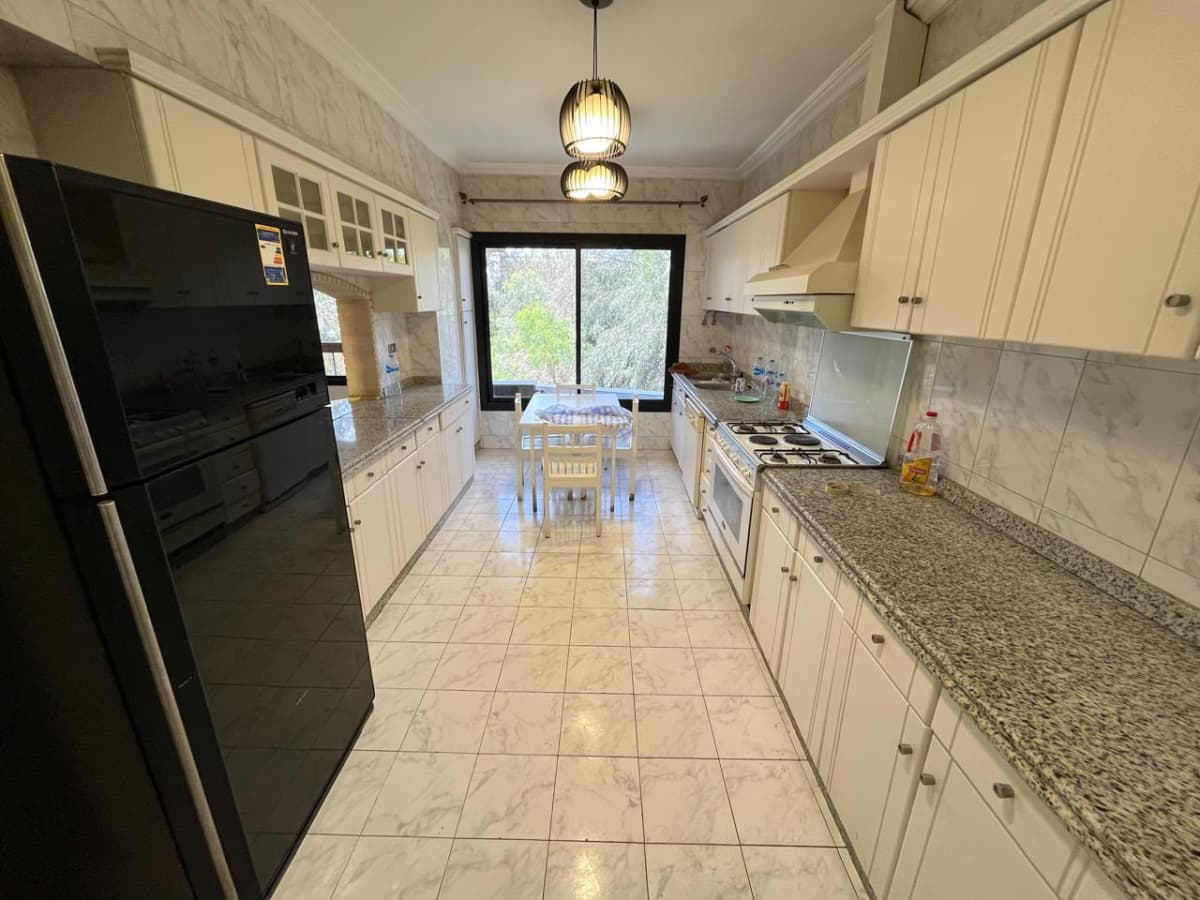 Modern 4BR Apartment with Large Windows 
