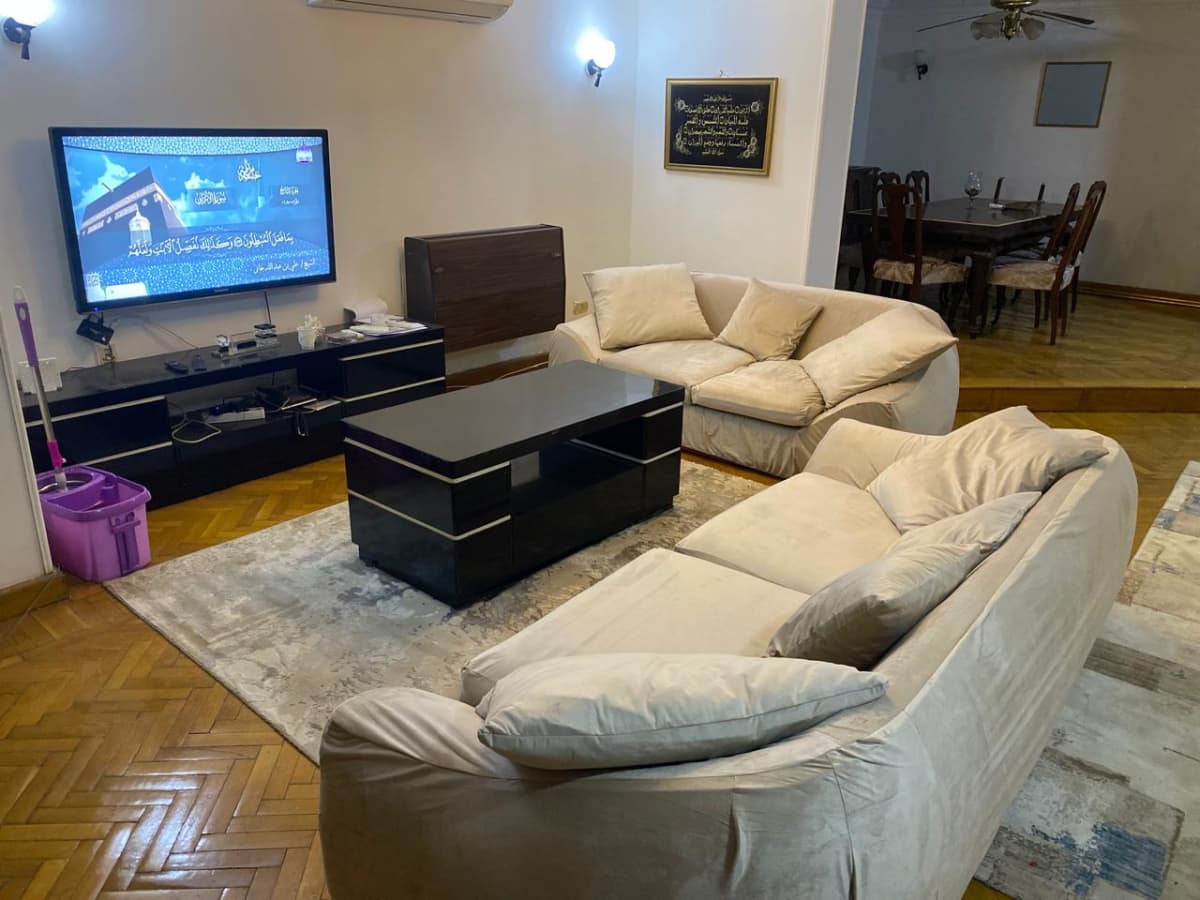 Sunny 2-Bedroom Apartment with Spacious Living Areas