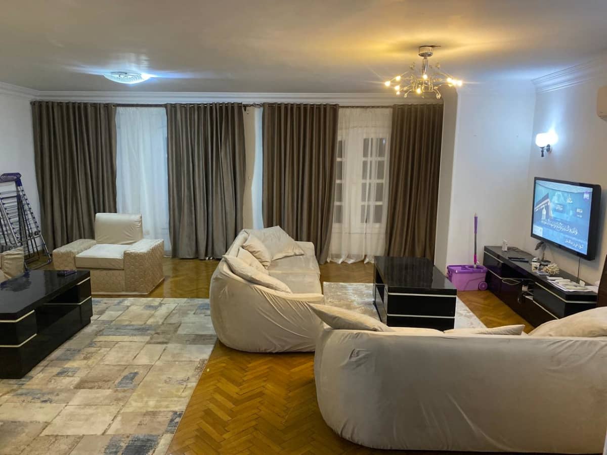 Sunny 2-Bedroom Apartment with Spacious Living Areas