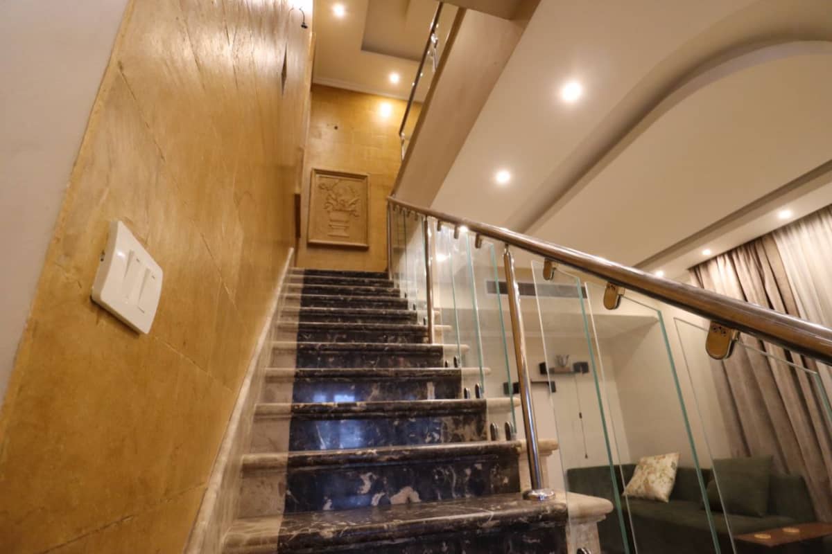 Sophisticated Furnished Duplex With Modern Finishes.