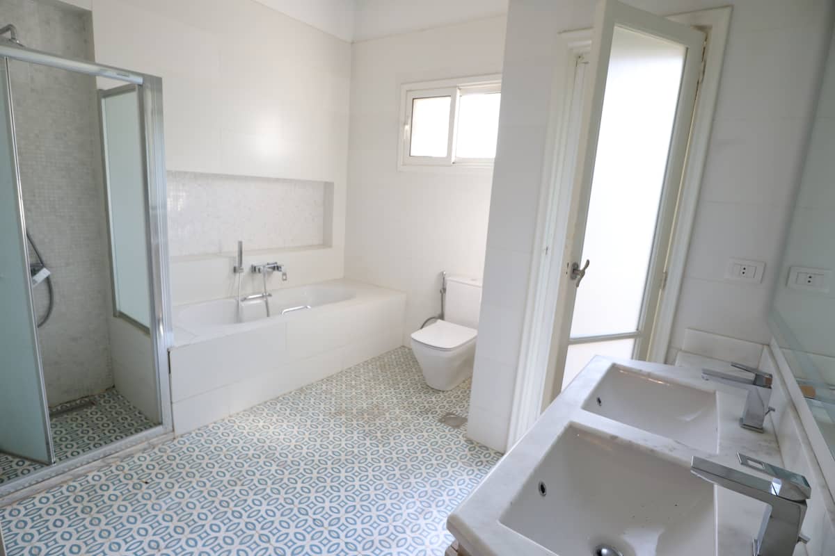 Bright 2-Bedroom Apartment with Garden Access