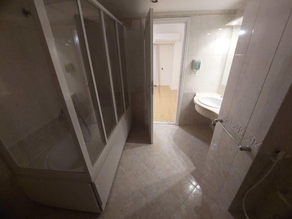 Luxury 5-Bedroom Apartment with Pool Access