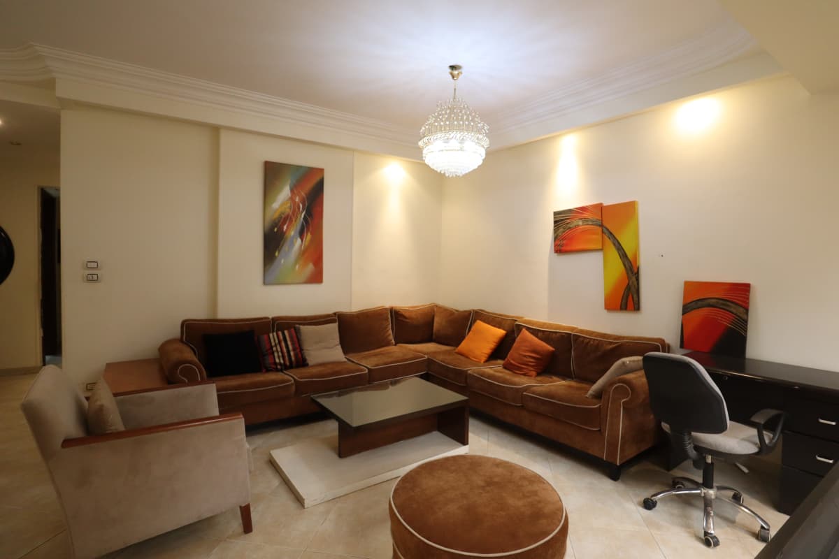 Bright 3-Bedroom Residence in a Vibrant Neighborhood