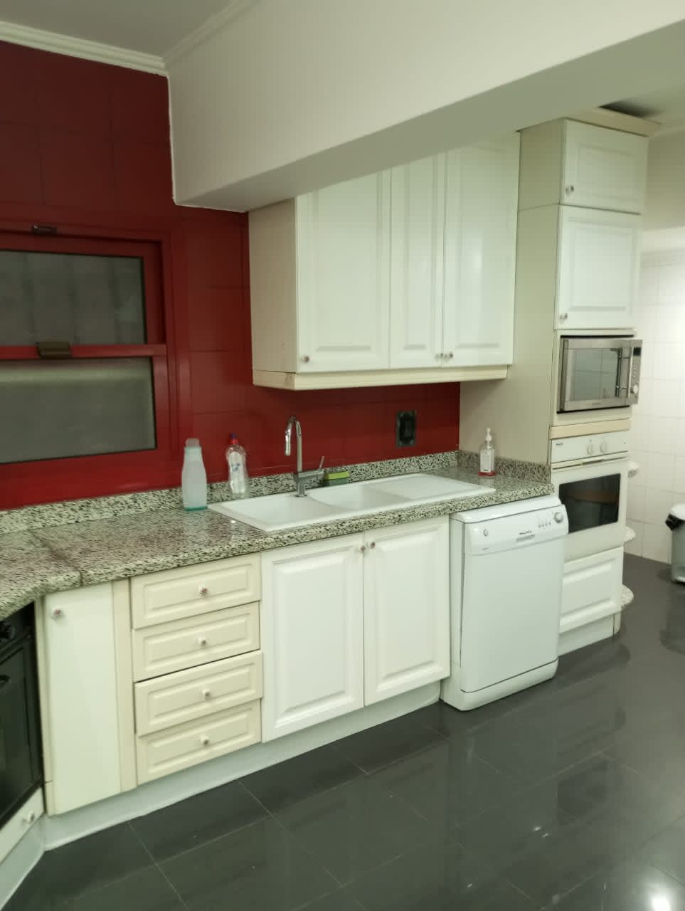 Spacious 3-BR Apartment with Fully Equipped Kitchen