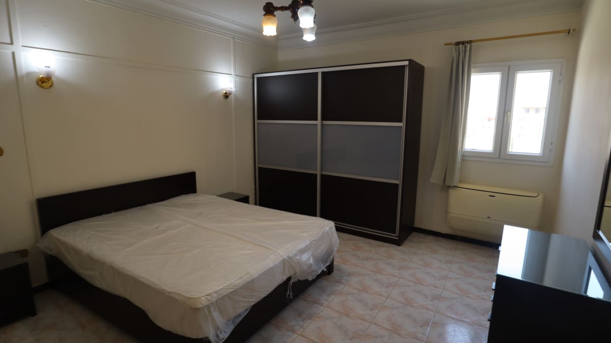 Bright 2-Bedroom Apartment with Green Views