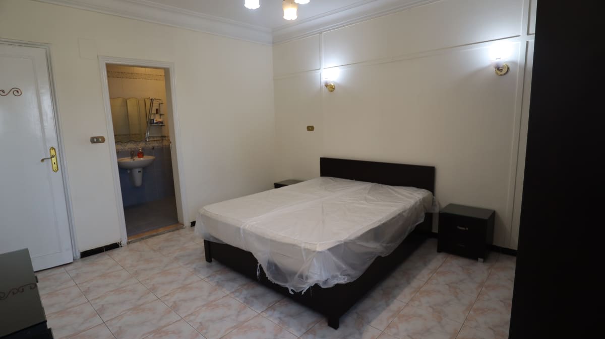 Bright 2-Bedroom Apartment with Green Views