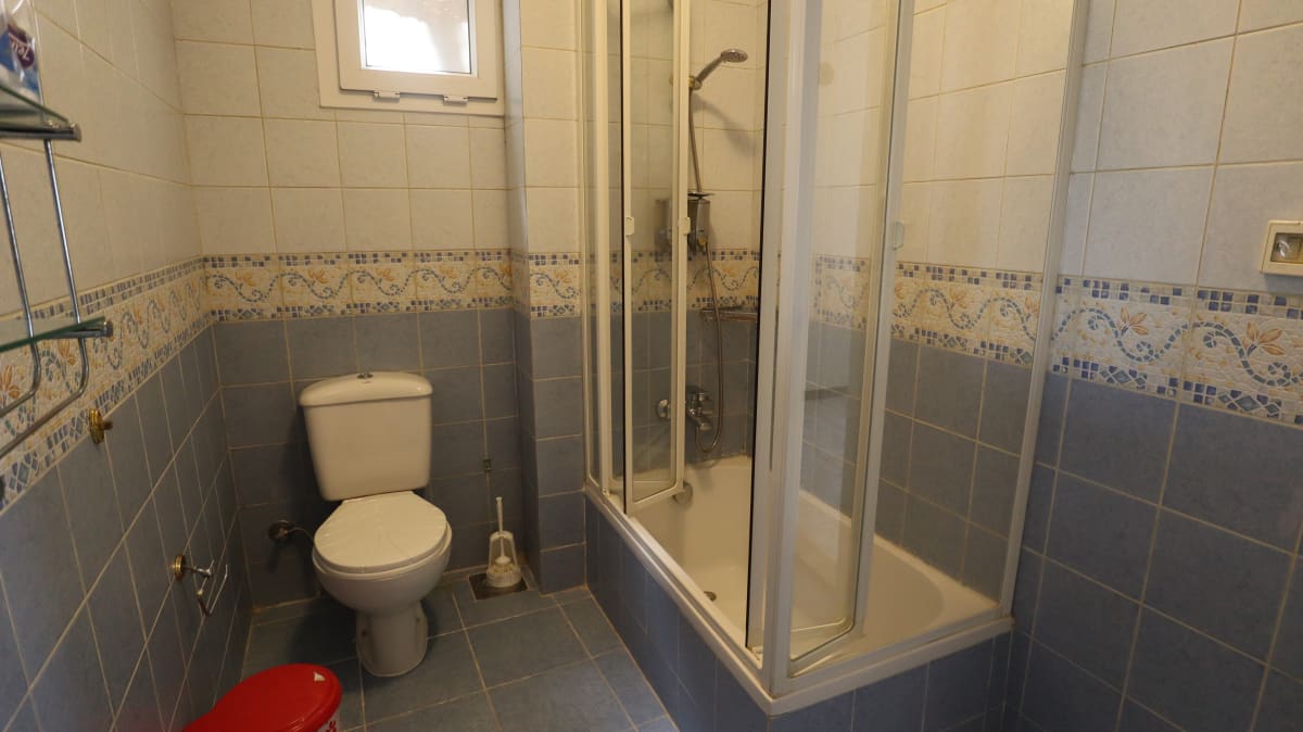 Bright 2-Bedroom Apartment with Green Views