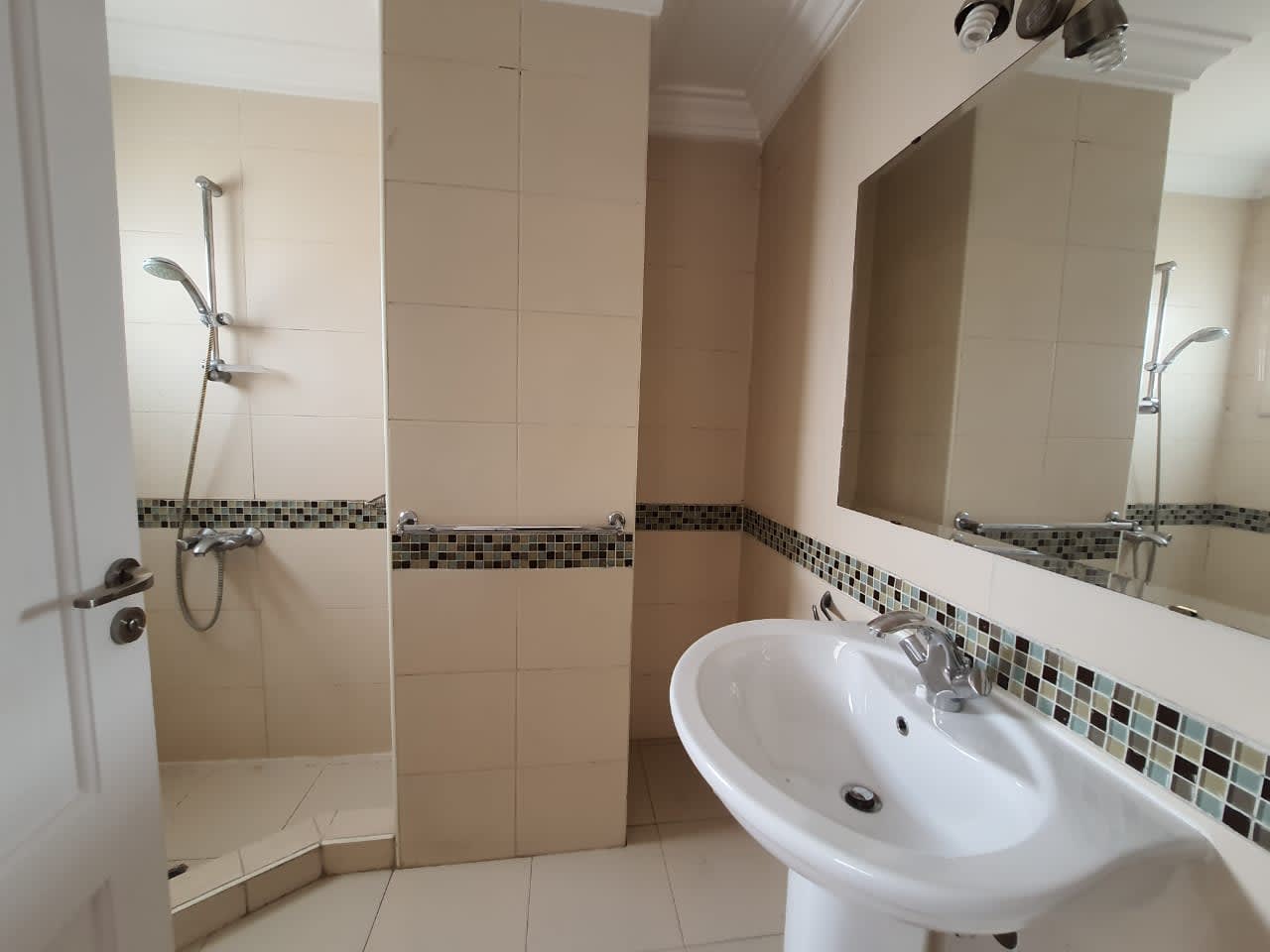 Modern Furnished Penthouse With Pool For Rent In Maadi Sarayat.