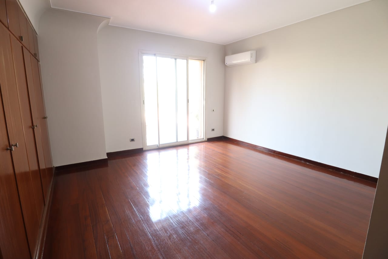 Spacious Apartment with Scenic Green Outlook In Zamalek