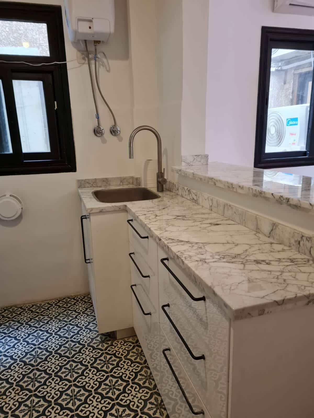 Cozy Charming 2-Bedroom Apartment with Balcony in Zamalek