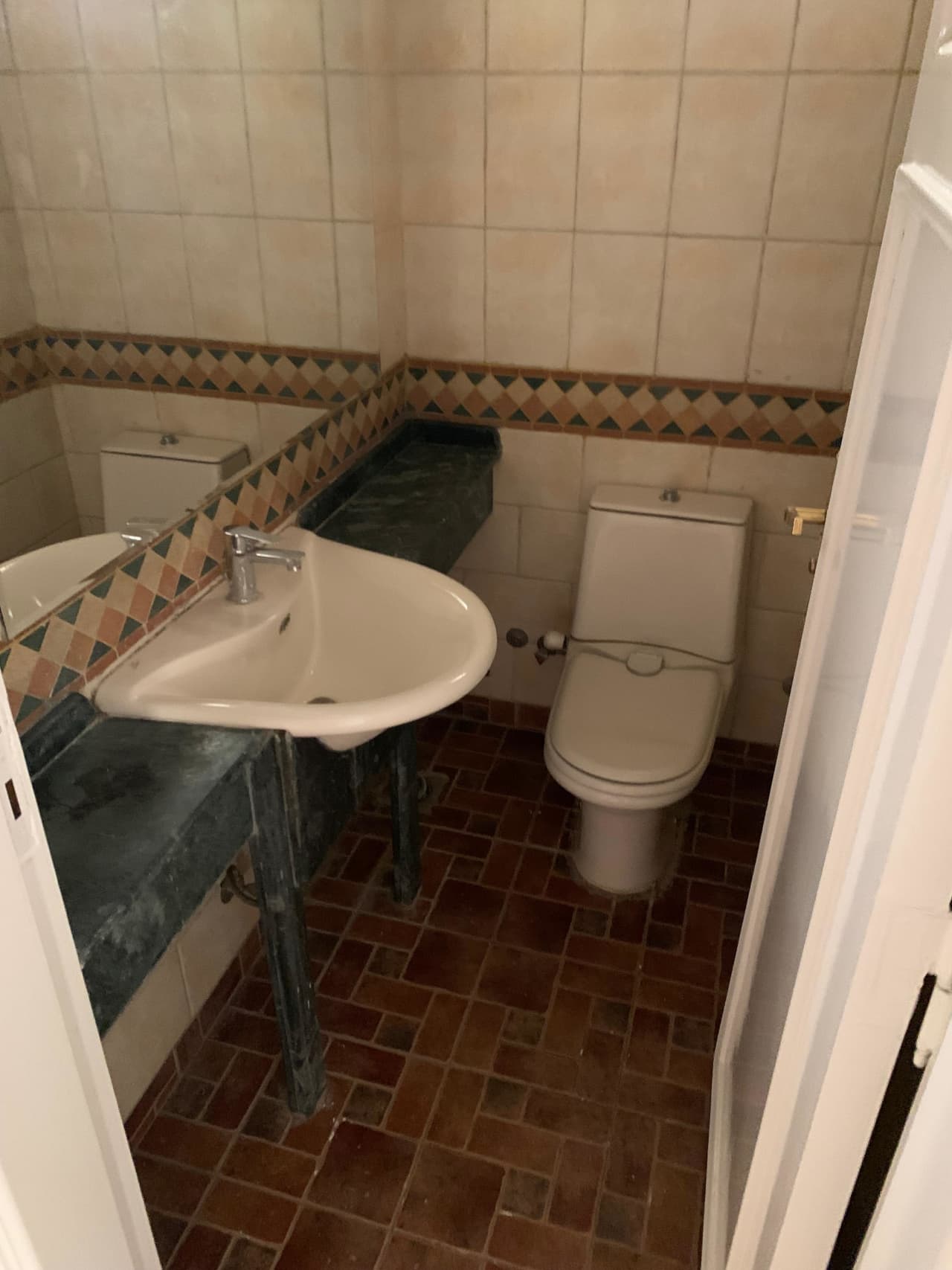 Sunny 200 Sqm Apartment In Prime Maadi Degla.