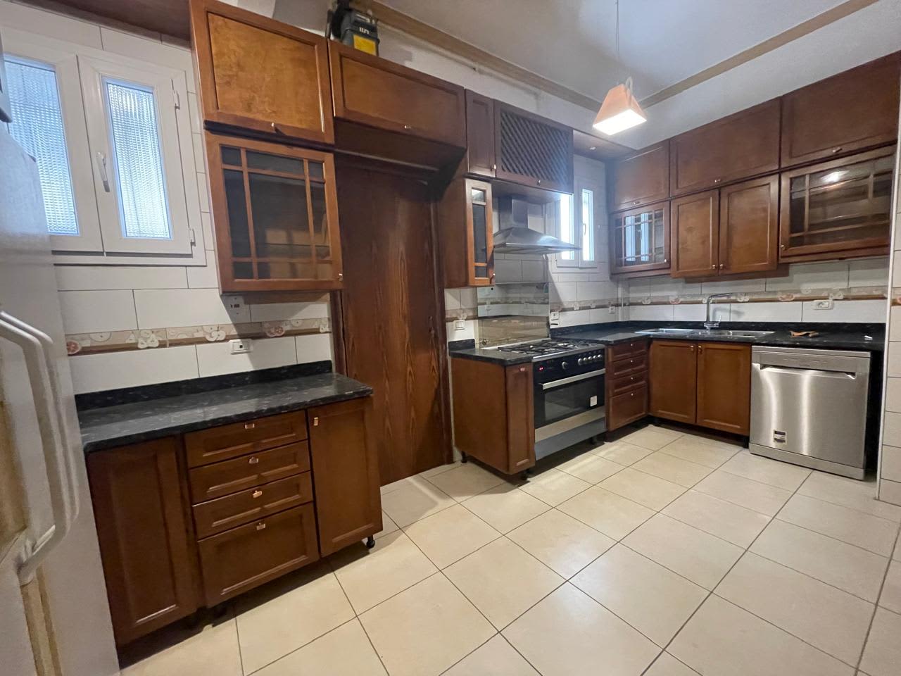 Spacious Apartment with 7 Bedrooms - Prime Location Living