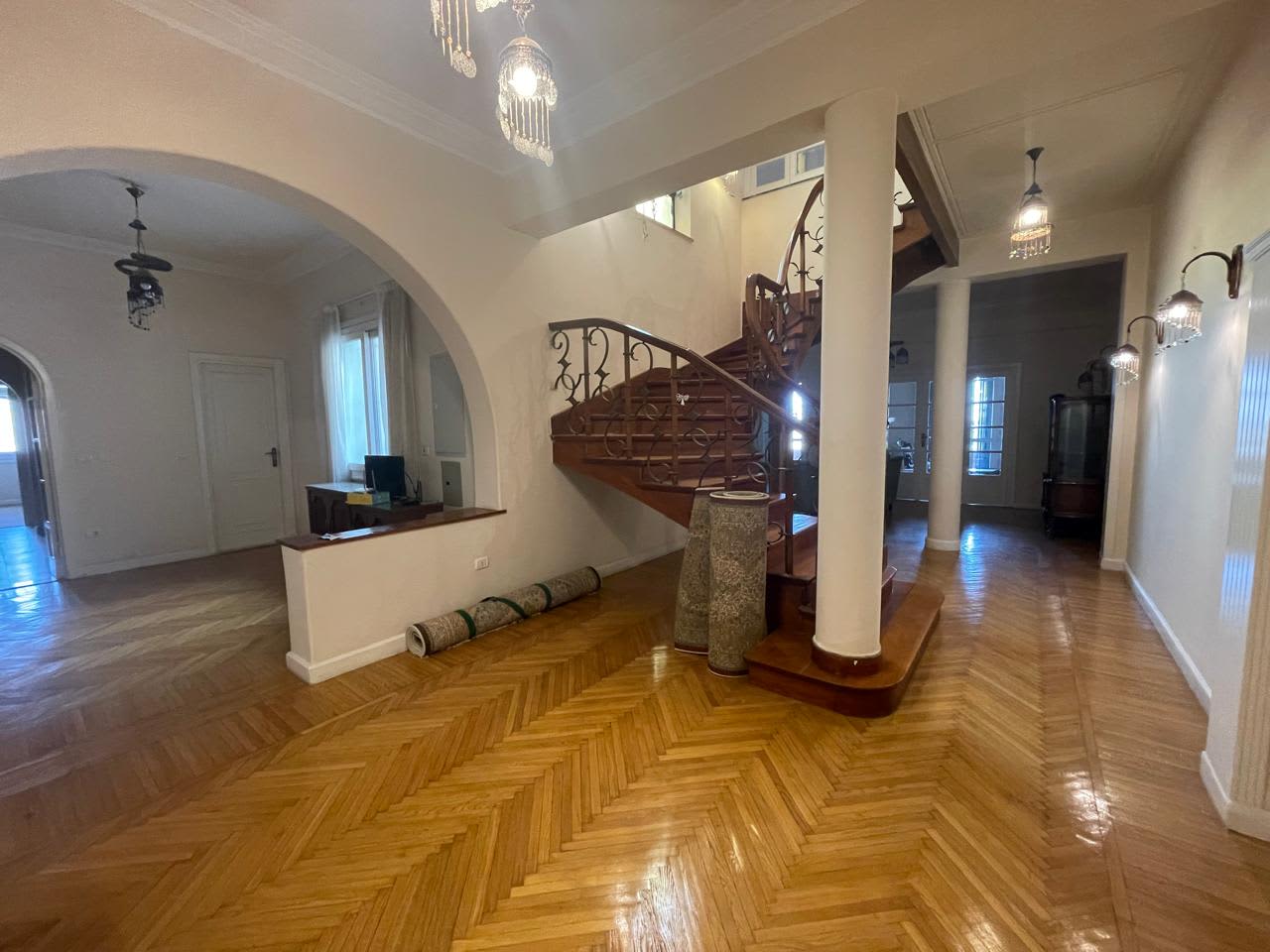 Spacious Apartment with 7 Bedrooms - Prime Location Living