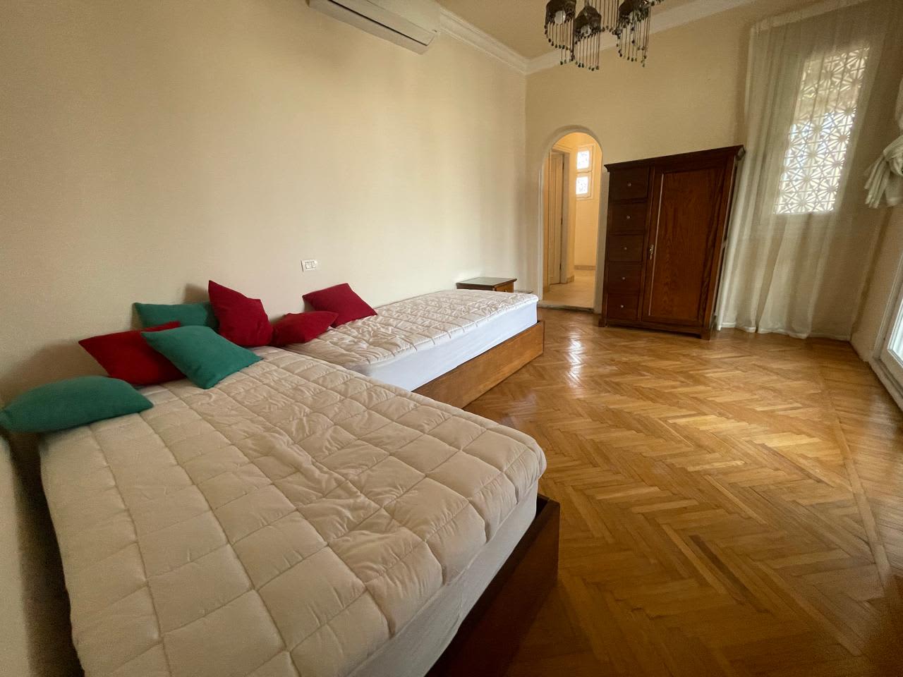 Spacious Apartment with 7 Bedrooms - Prime Location Living