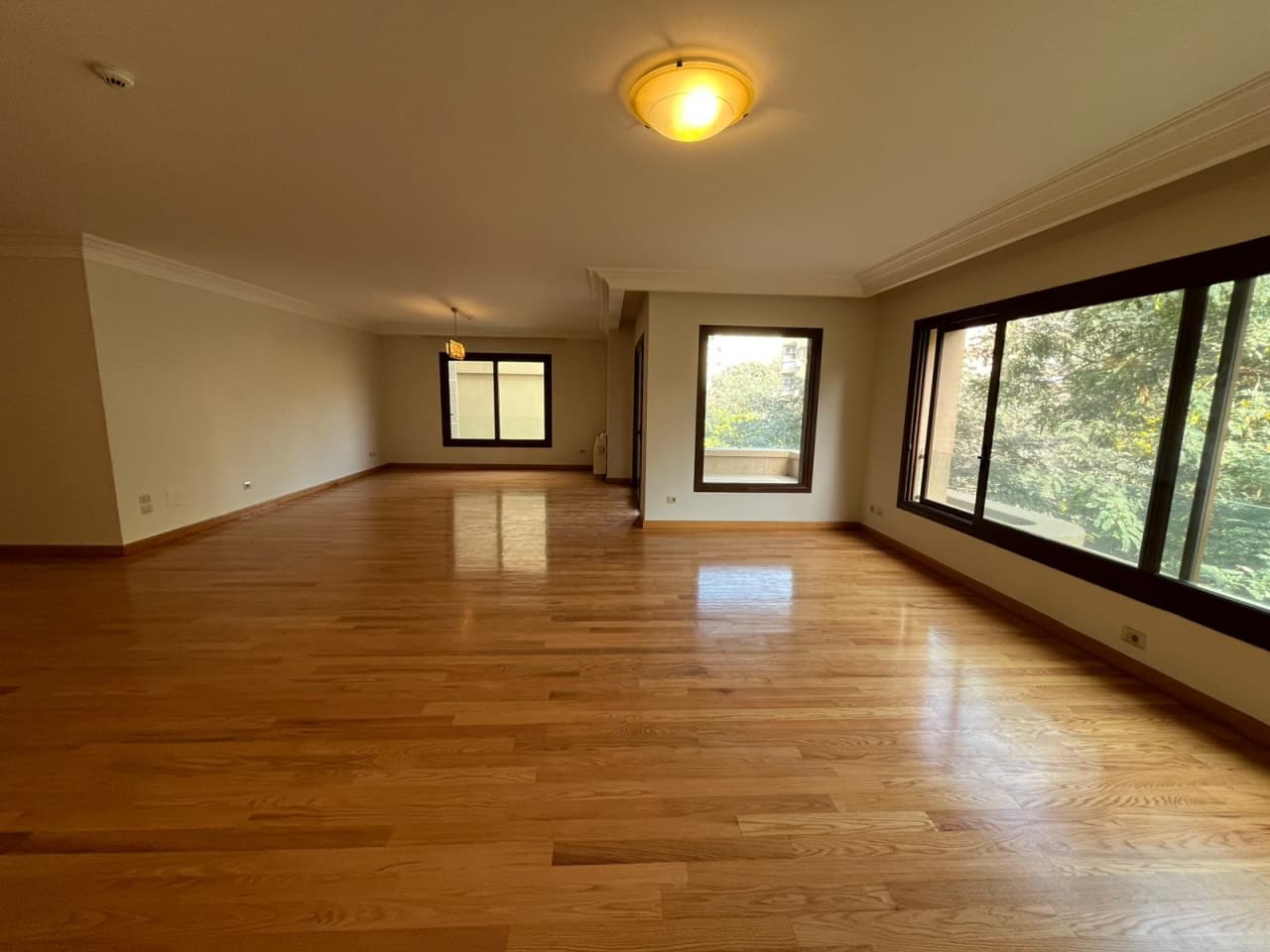 Stylish 4 Bedrooms Apartment with Pool Access 