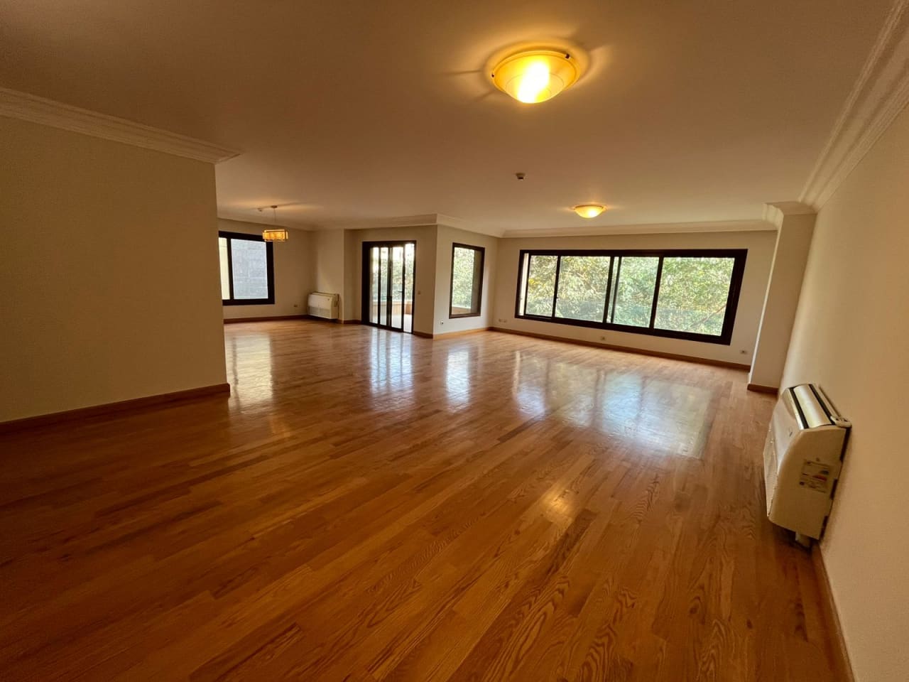 Stylish 4 Bedrooms Apartment with Pool Access 