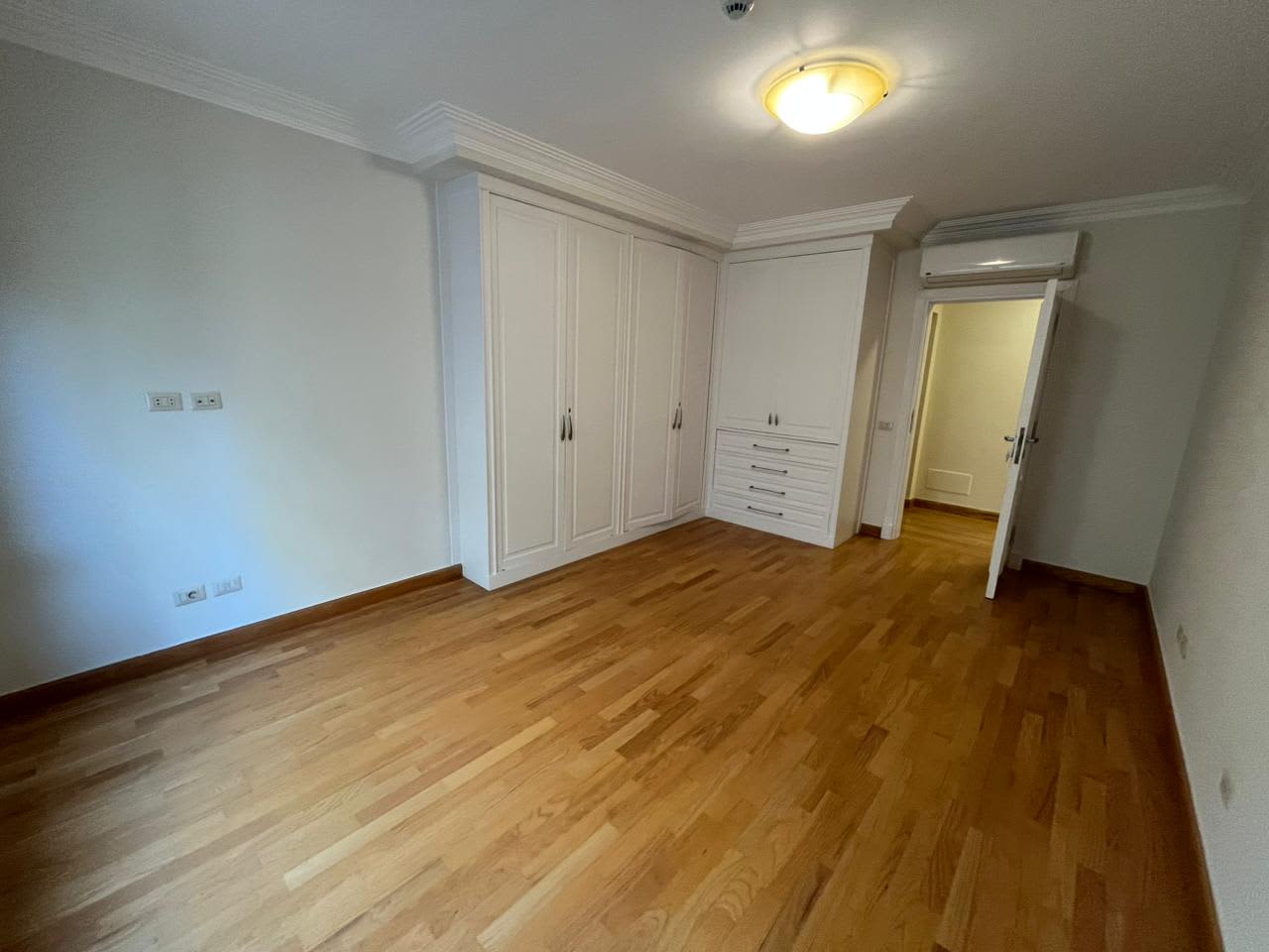 Stylish 4 Bedrooms Apartment with Pool Access 