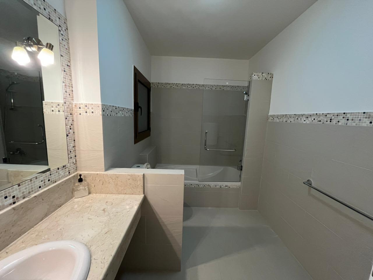 Stylish 4 Bedrooms Apartment with Pool Access 