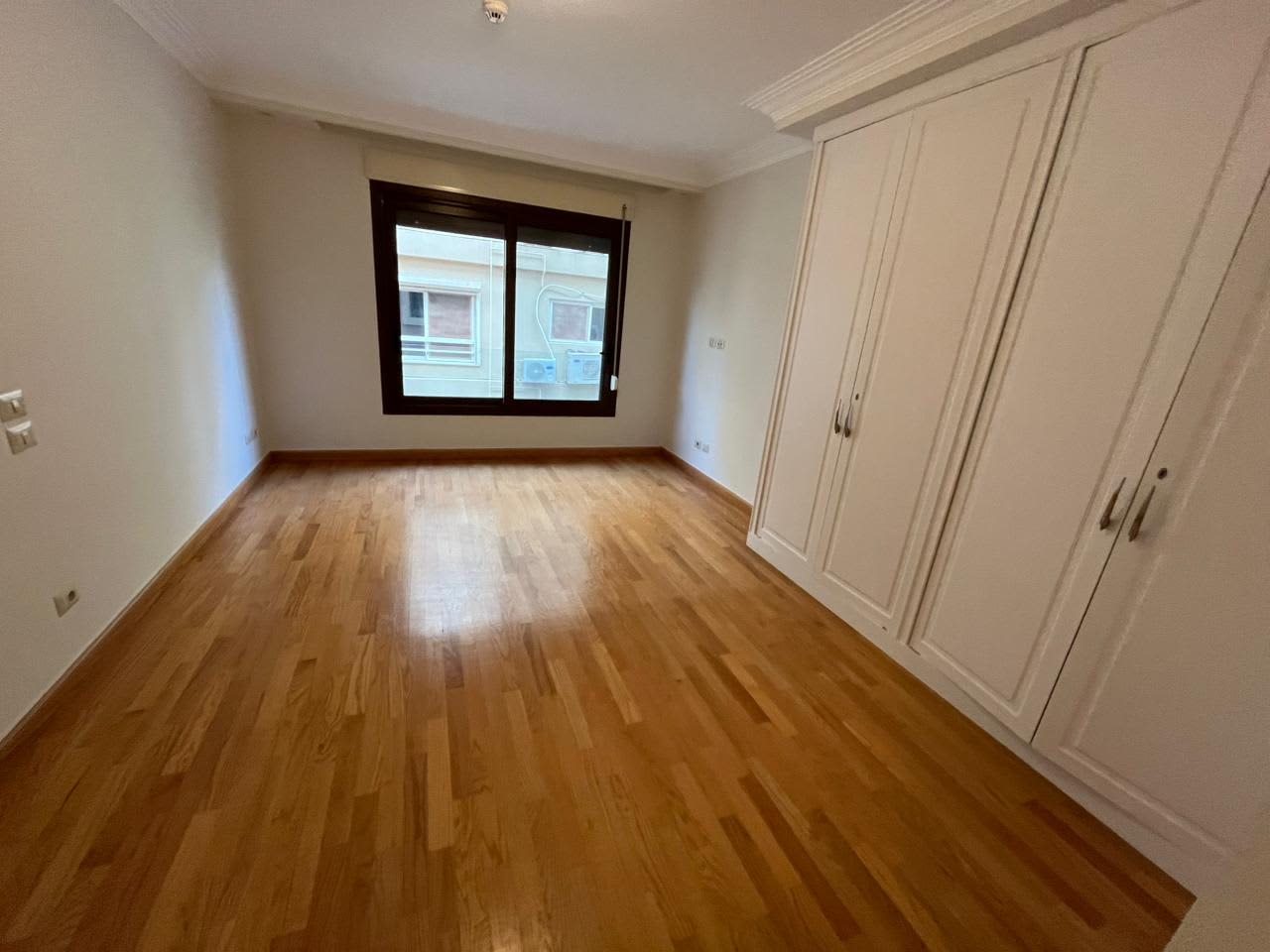 Stylish 4 Bedrooms Apartment with Pool Access 