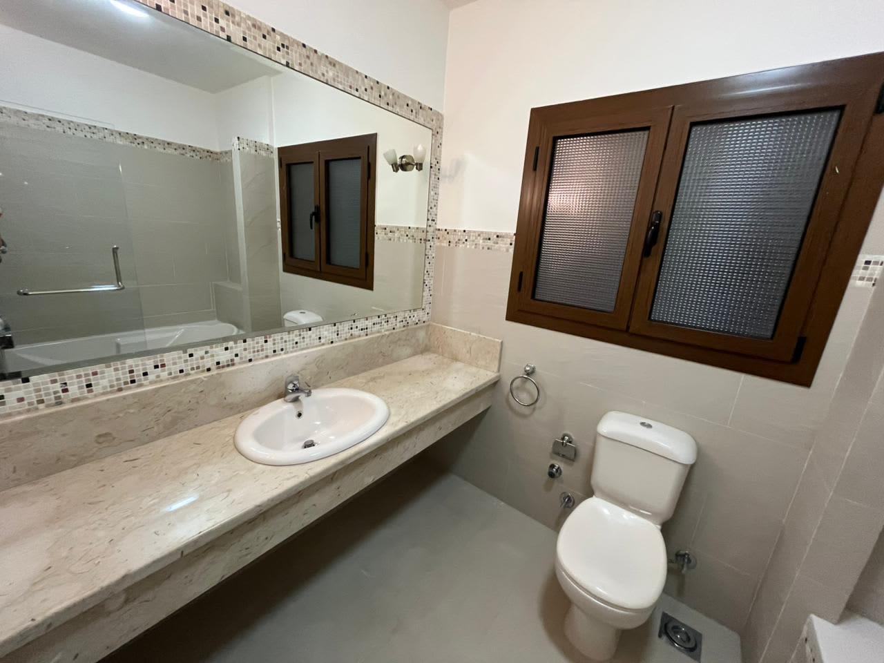 Stylish 4 Bedrooms Apartment with Pool Access 