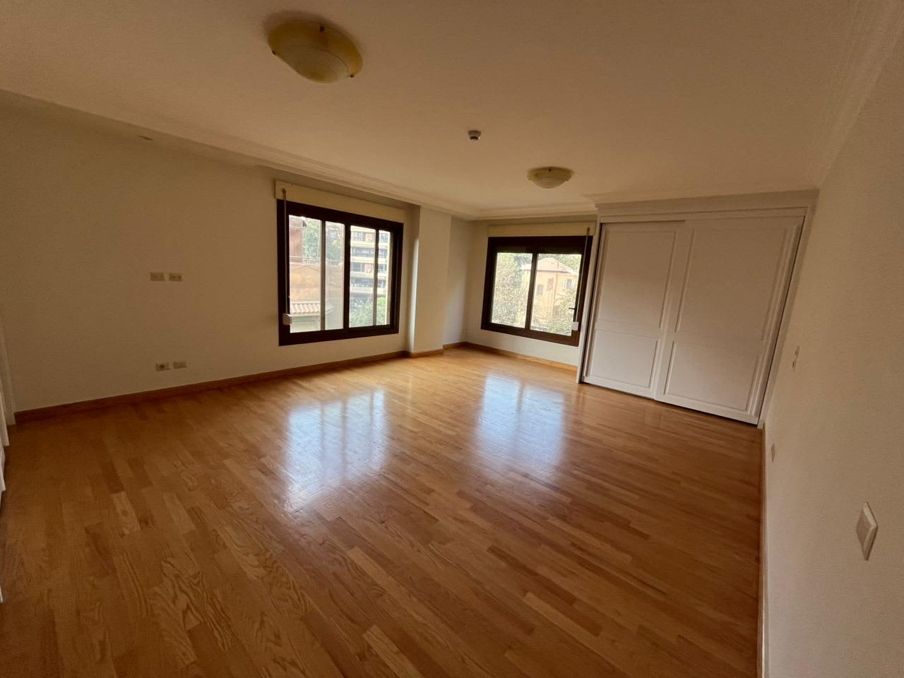 Stylish 4 Bedrooms Apartment with Pool Access 